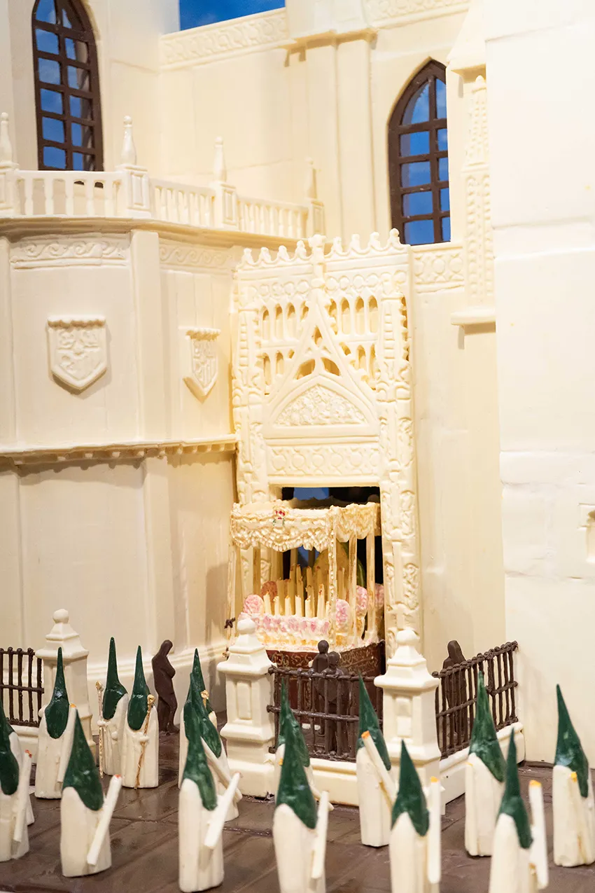 Catedral esculpida en chocolate blanco